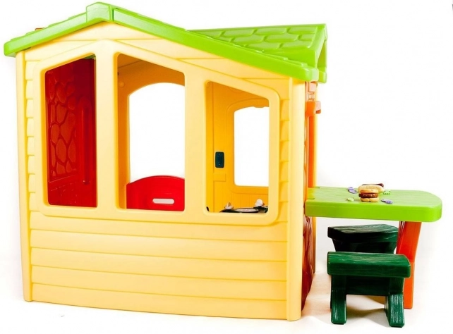 Patio so stolíkom a stoličkami