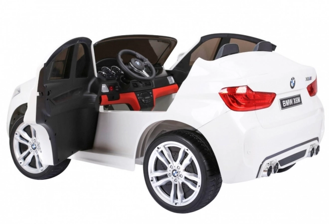 BMW X6M XXL pro 2 deti Biela + diaľkové ovládanie + eko koža + bezpečnostné pásy + pomalý rozjazd + MP3 USB + LED
