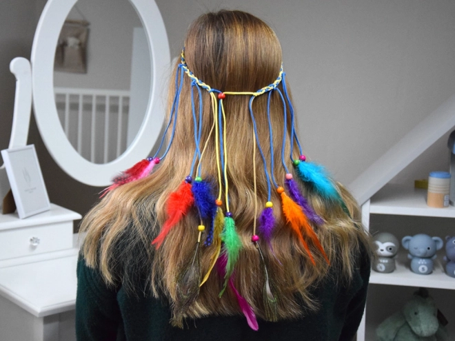 Boho čelenka do vlasov s farebnými pierkami a korálikmi