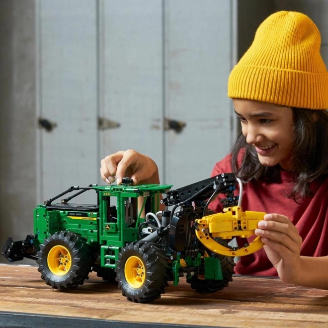 Lego Technic Lesný traktor John Deere 948L-II