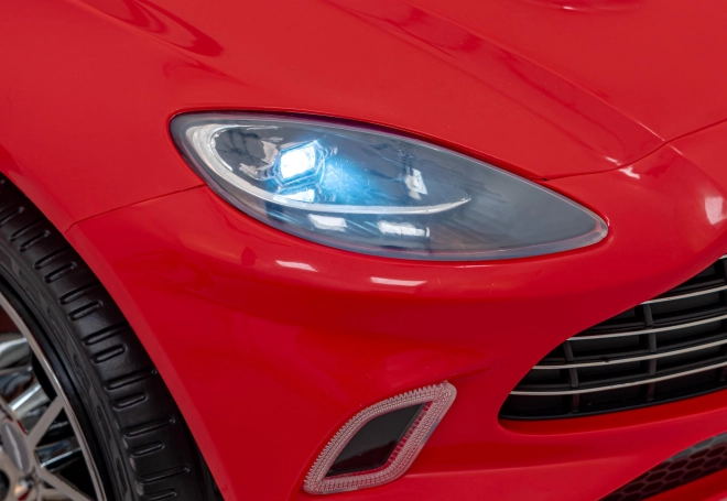 Aston Martin DBX červený