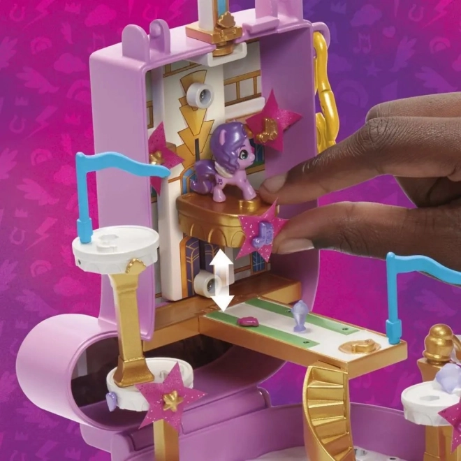 Zostava figúrok My Little Pony Mini World Magic Kompaktné Mestečko Zefírové Vrchy