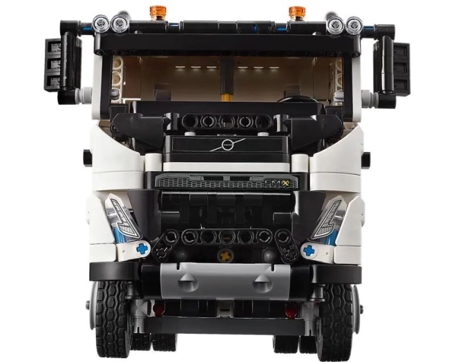 Autentický VOLVO FMX s funkčnou kabínou a motorom