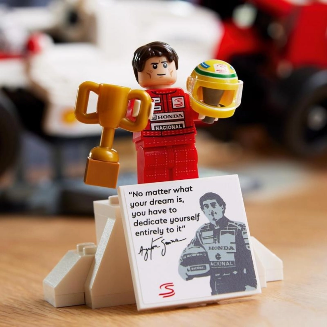 Minifigúrka Ayrtona Sennu s pódium podstavcom