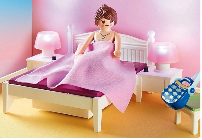 Set s figúrkami Dollhouse spálňa s kútikom na šitie