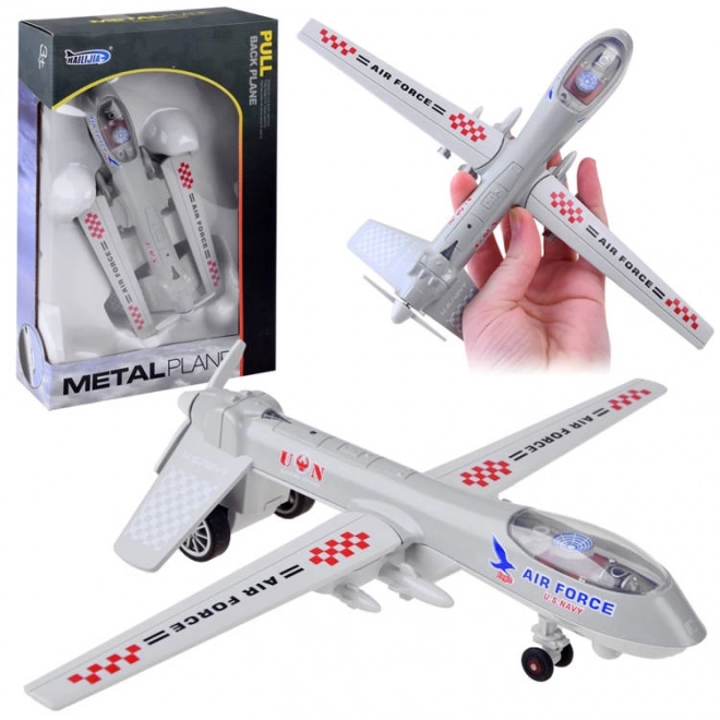 Kovový vojenský bojový dron
