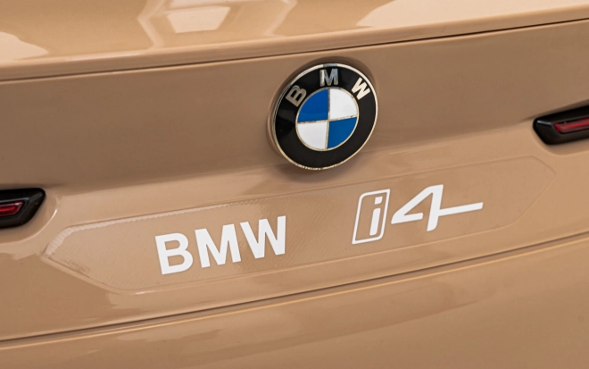 Auto BMW i4 na akumulátor pre deti biele – Zlaté