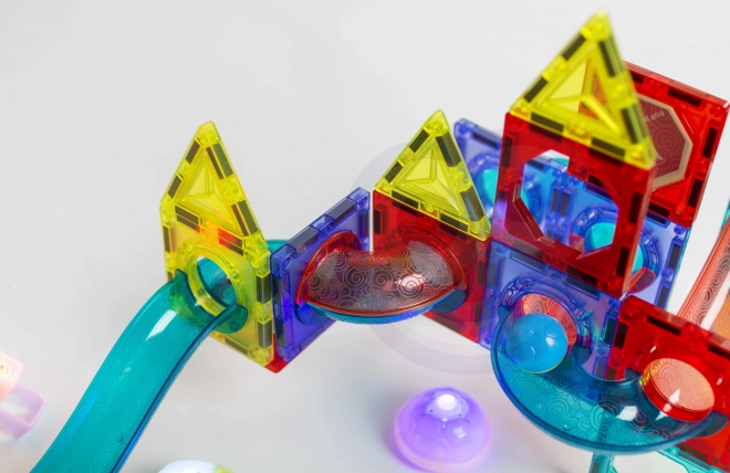 Magnetické stavebnicové kocky so svietiacou guľkovou dráhou