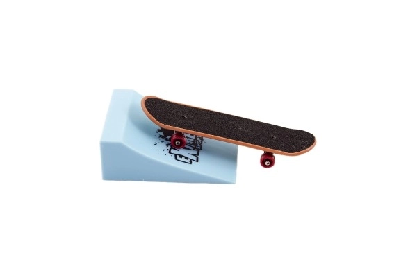 Prstový skateboard s rampou