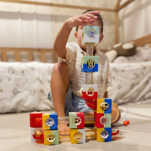 Priehľadné trubice a farebné guľôčky