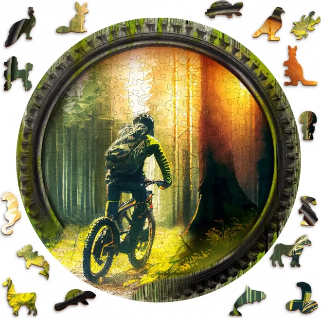 Drevené puzzle Biker v lese