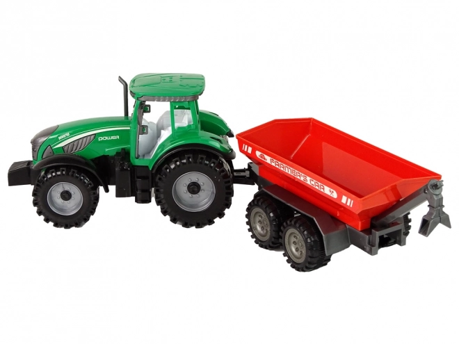 Zelený traktor s červeným prívesom na zotrvačný pohon