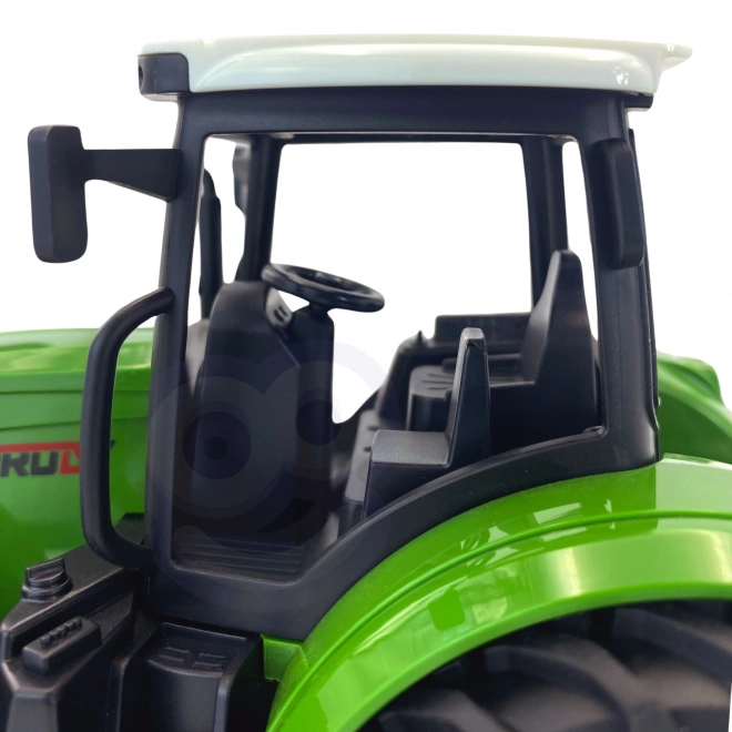 Zelený traktor s gumovými kolesami