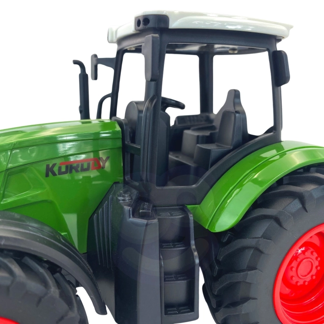 Zelený traktor s gumovými kolesami