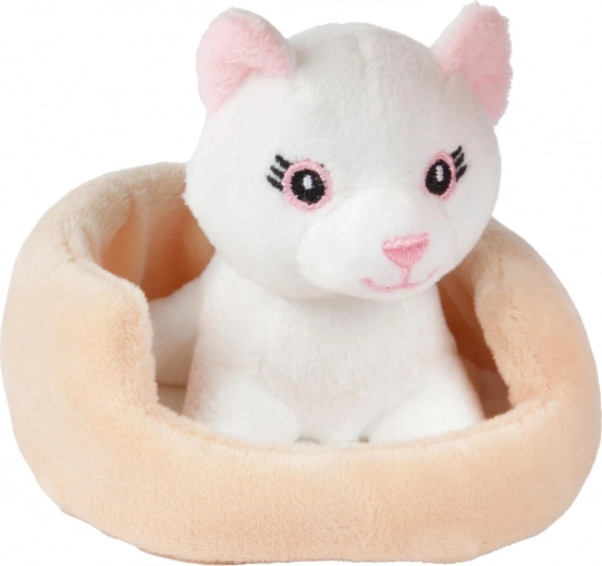 Hebký plyš a bezpečné vyšívané detaily