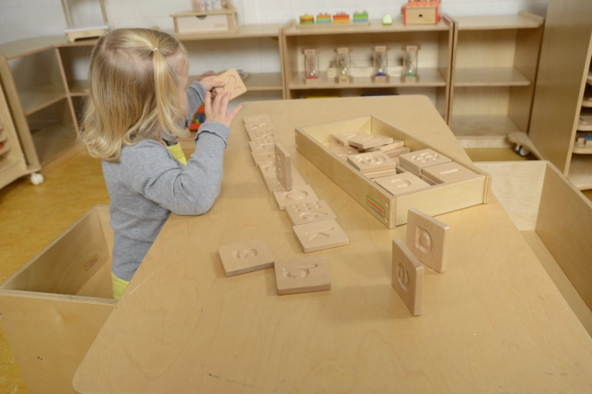 Drevená Senzorická Hračka Masterkidz Rozpoznávaj Písmená, Čísla a Tvary