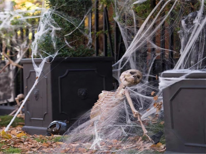 Umelá biela pavučina s pavúkmi na Halloween