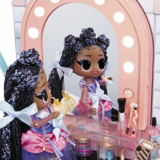 Kadernícky salón s podsvieteným zrkadlom