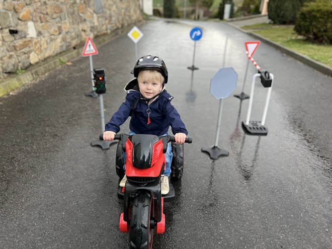 Realistická hra s odrážadlami a motorkami