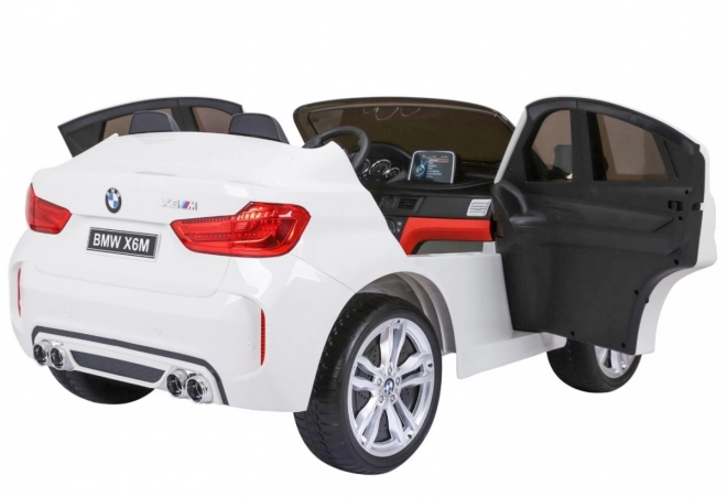 BMW X6M XXL pro 2 deti Biela + diaľkové ovládanie + eko koža + bezpečnostné pásy + pomalý rozjazd + MP3 USB + LED