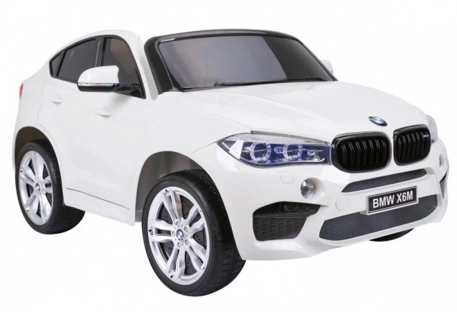 BMW X6M XXL pro 2 deti Biela + diaľkové ovládanie + eko koža + bezpečnostné pásy + pomalý rozjazd + MP3 USB + LED