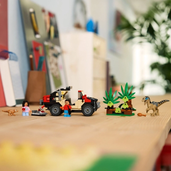 Stavebnica LEGO Jurassic World: Útek terénnym vozidlom pred velociraptorom