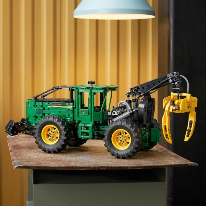 Lego Technic Lesný traktor John Deere 948L-II