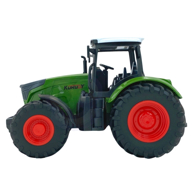 Zelený traktor s gumovými kolesami