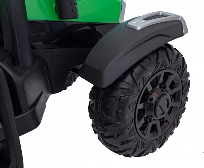 Detský traktor so zeleným prívesom