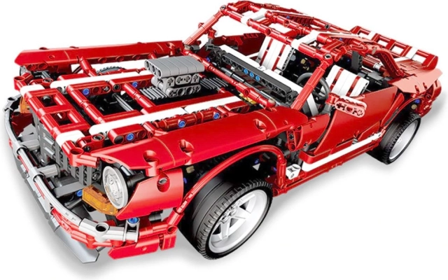 Realistický muscle car s pohyblivými prvkami
