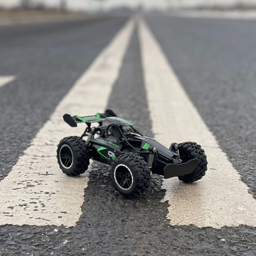 Závodné auto na diaľkové ovládanie pre terénnu jazdu