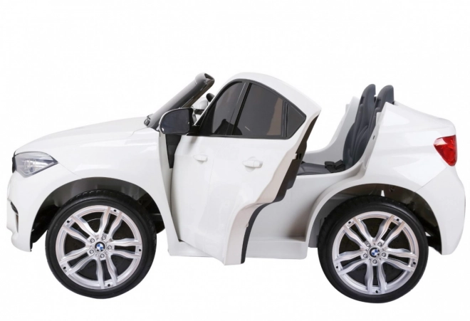 BMW X6M XXL pro 2 deti Biela + diaľkové ovládanie + eko koža + bezpečnostné pásy + pomalý rozjazd + MP3 USB + LED
