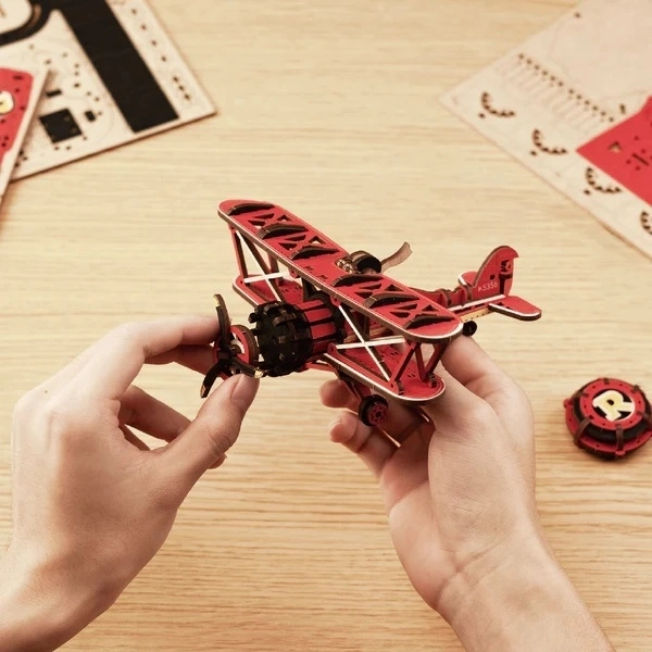 Drevený 3D model dvojplošníka s kyvadlom
