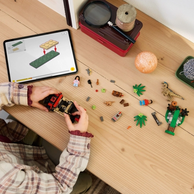 Stavebnica LEGO Jurassic World: Útek terénnym vozidlom pred velociraptorom
