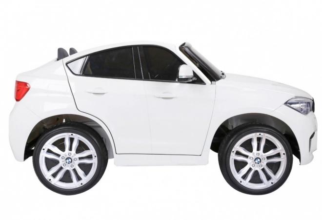 BMW X6M XXL pro 2 deti Biela + diaľkové ovládanie + eko koža + bezpečnostné pásy + pomalý rozjazd + MP3 USB + LED
