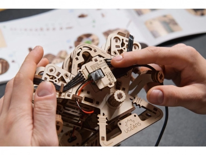 Ugears 3D drevené mechanické puzzle motor V8