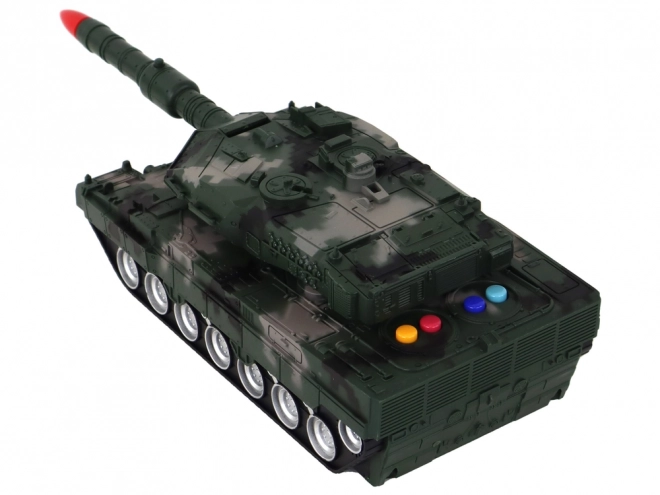 Zelený RC tank so strieľaním a svetlami