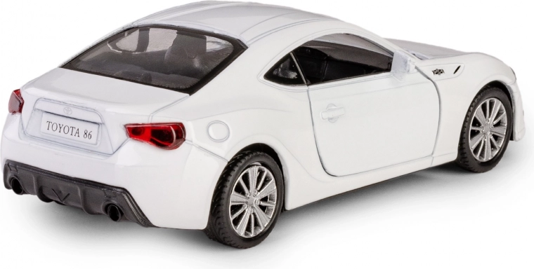 Kovová karoséria a gumové pneumatiky