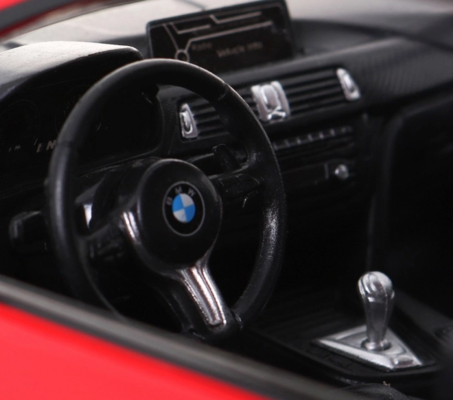 Biele BMW M4 kupé z diaľkovým ovládaním 1:14 – Červené