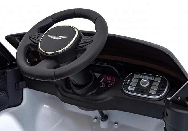 Pojazd Aston Martin DBX biely