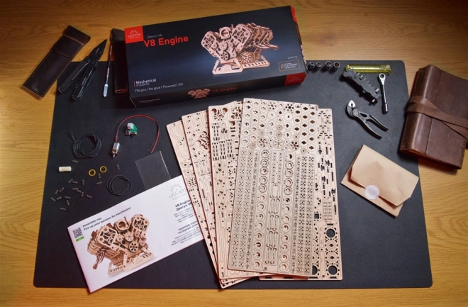 Ugears 3D drevené mechanické puzzle motor V8