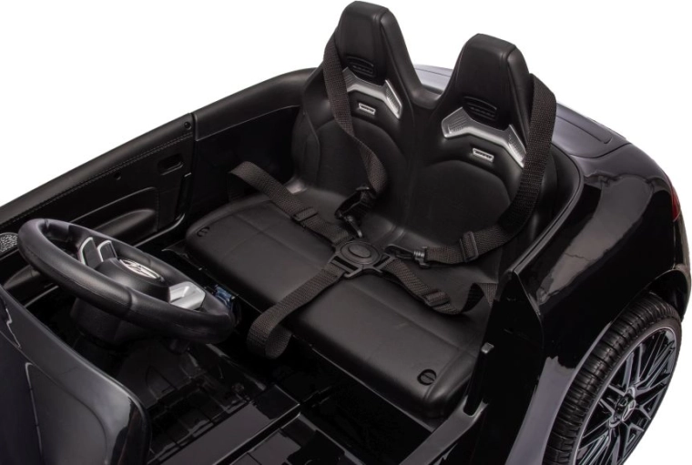 Dve sedadlá s bezpečnostnými pásmi