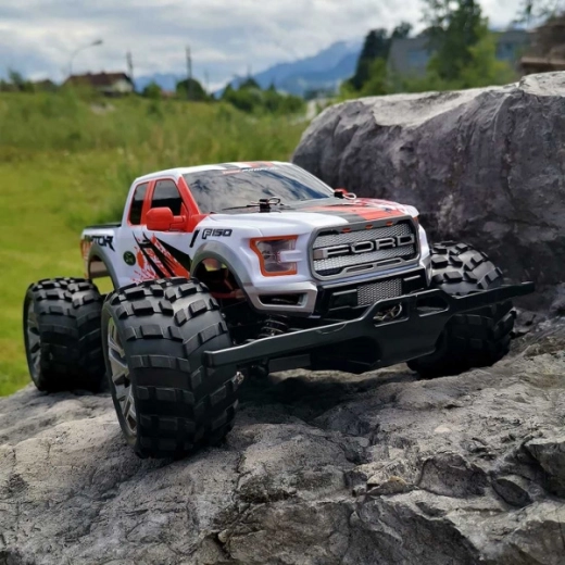Pohon 4x4 a olejové tlmiče pre maximálnu trakciu