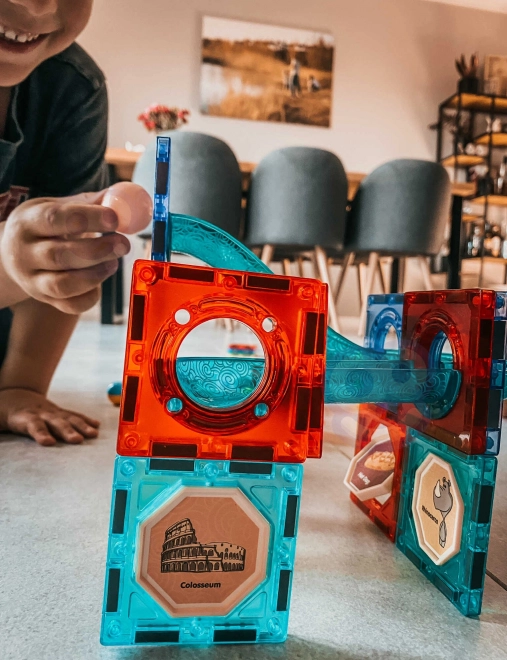 Magnetické stavebnicové kocky so svietiacou guľkovou dráhou