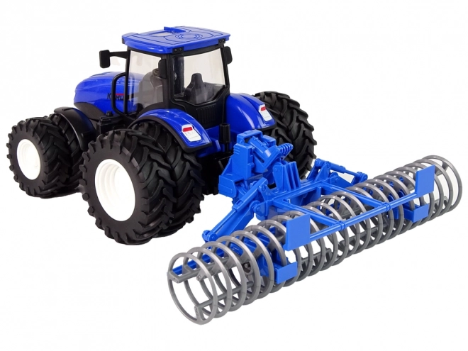 Zábavný diaľkovo ovládaný traktor 1:24 s modrým kovovým tanierovým agregátom