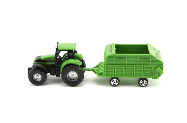 Zelený traktor s realistickým prívesom