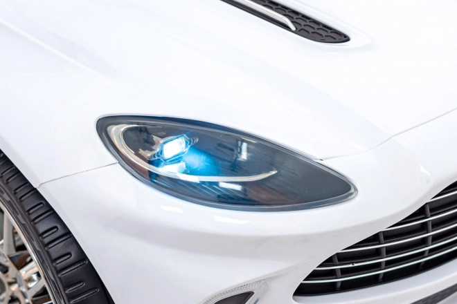 Pojazd Aston Martin DBX biely