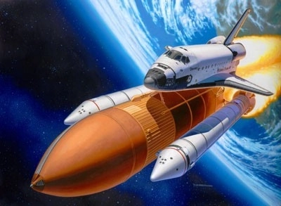 Plastikový model Space Shuttle Discovery s posilňovacími raketami