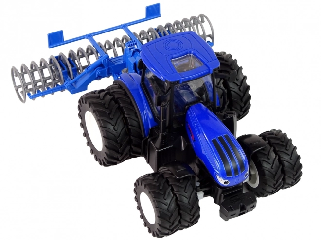 Zábavný diaľkovo ovládaný traktor 1:24 s modrým kovovým tanierovým agregátom