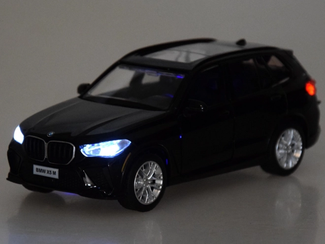 Kolekcionérsky model BMW X5M s kovovou karosériou a svetelnými a zvukovými efektami